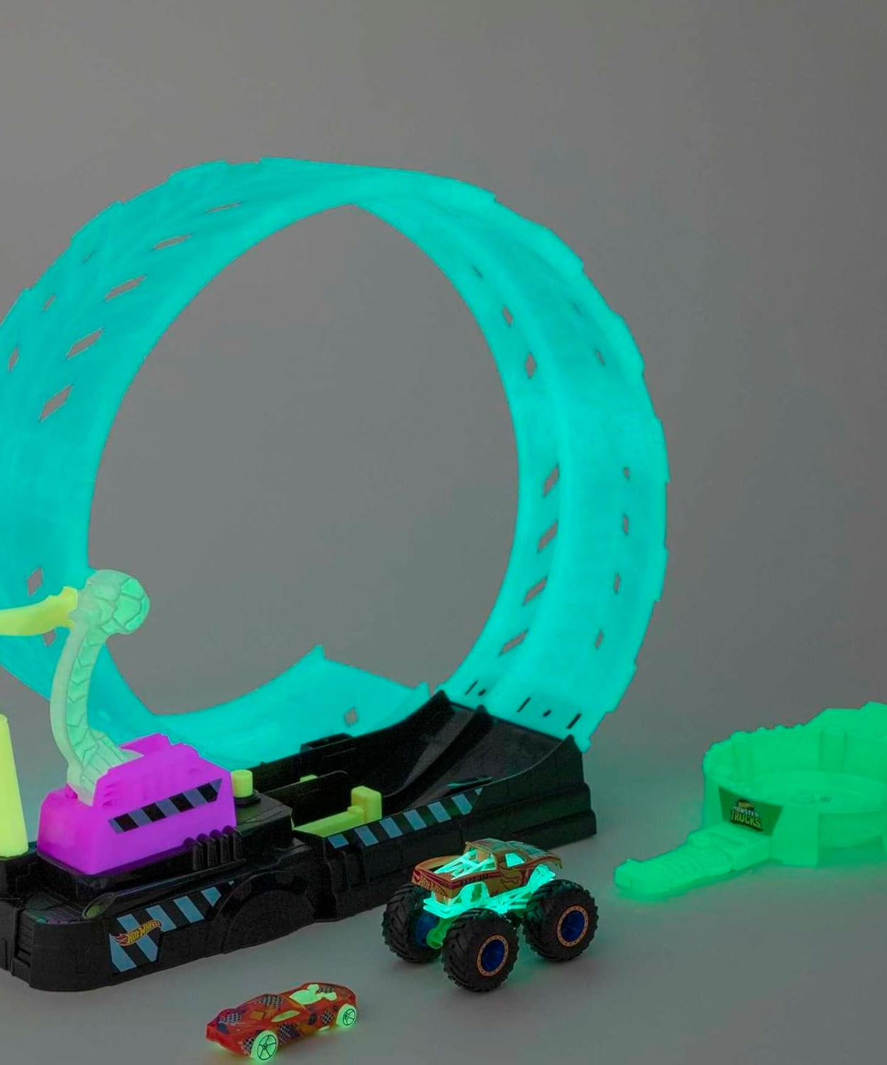 Hot Wheels Monster Trucks Glow in the Dark - Epic Loop Challenge Playset 1 Race car vs 1 monster car Playset with Launcher, Ramp & Giant Loop