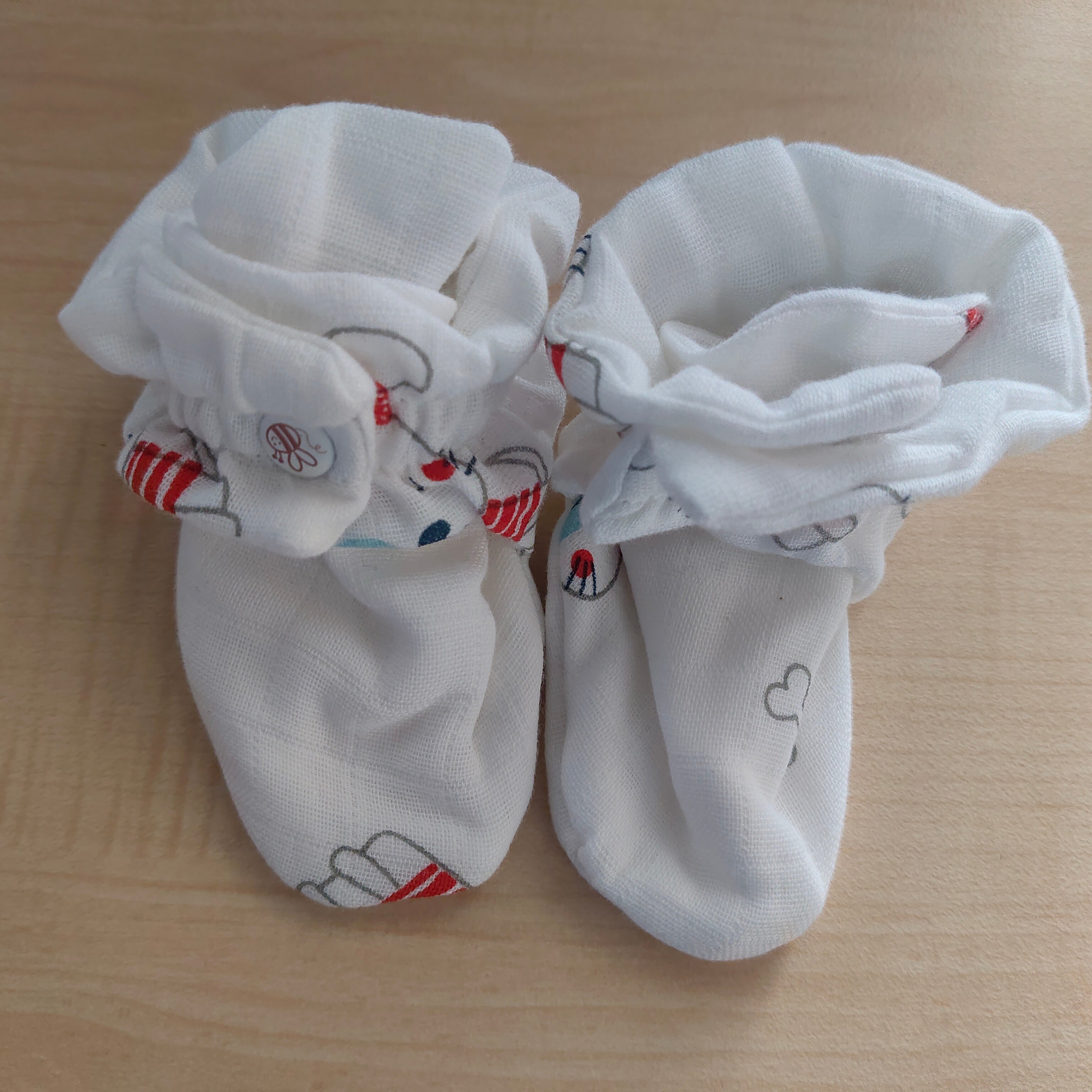 BeeLittle Organic Muslin Booties for 0–6 Months – Bow Bow print front view