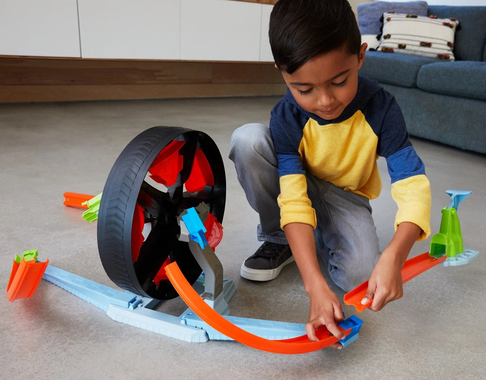 Hot Wheels Stunt Tracks Spinwheel Challenge Playset with High-Speed Launcher, Spinning Ferris Wheel Stunt & 1 Hot Wheels Car for Kids 5+ Years | GJM77