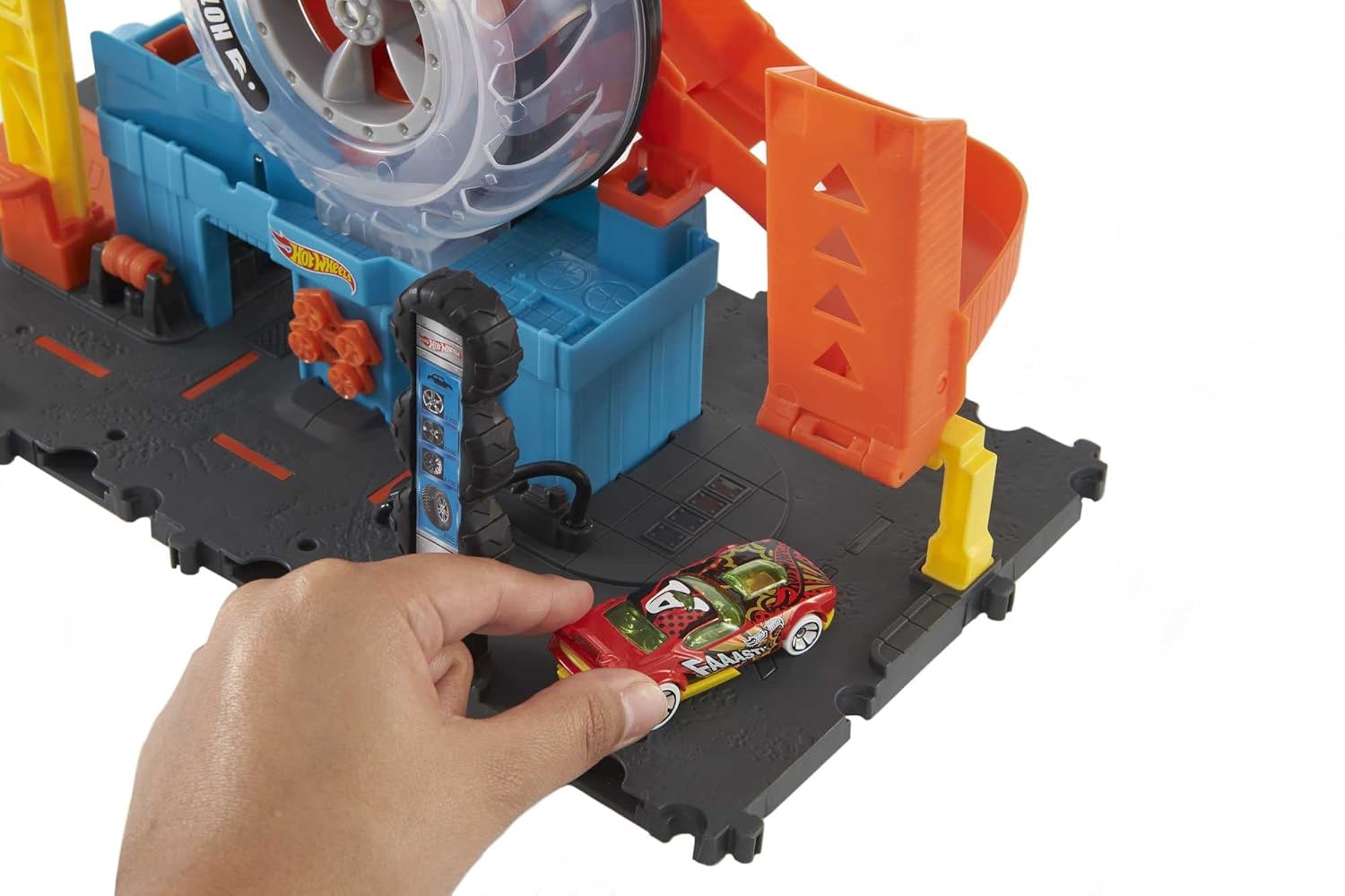 Hot Wheels City Super Twist Tire Shop Playset with Stunt Launcher & 1 Hot Wheels Car – Interactive Car Service Station for Kids 4+ - MINIMEE KIDS