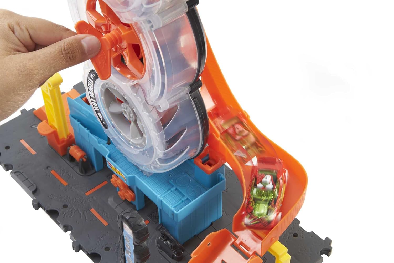 Hot Wheels City Super Twist Tire Shop Playset with Stunt Launcher & 1 Hot Wheels Car – Interactive Car Service Station for Kids 4+ - MINIMEE KIDS