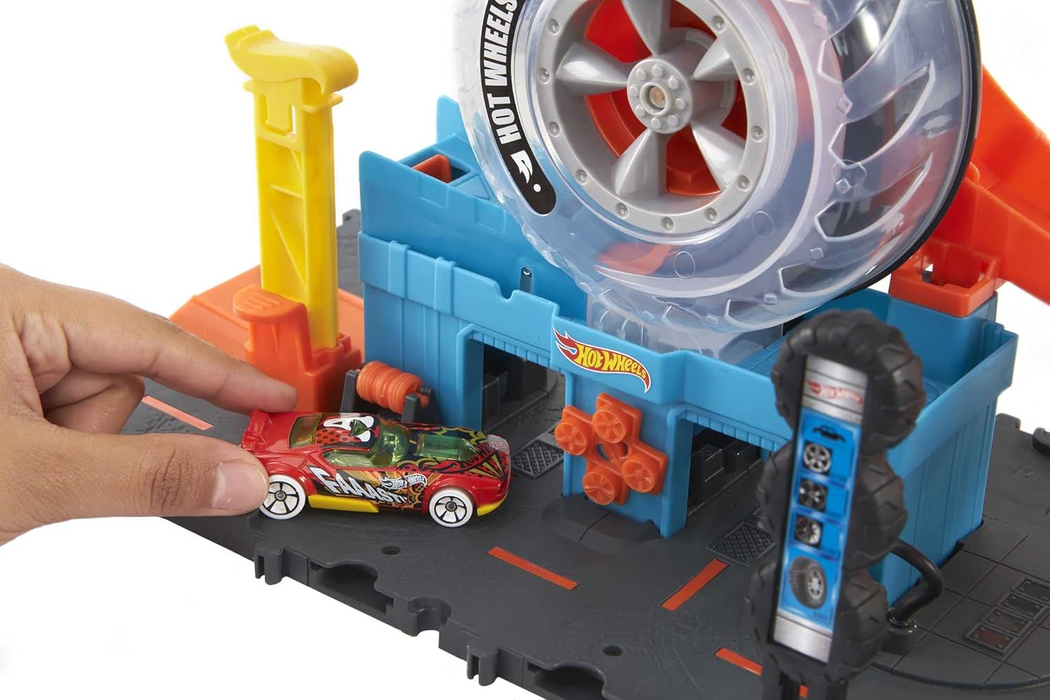 Hot Wheels City Super Twist Tire Shop Playset with Stunt Launcher & 1 Hot Wheels Car – Interactive Car Service Station for Kids 4+ - MINIMEE KIDS