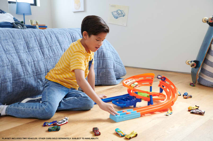 Hot Wheels Stunt Tracks - Whip Around Raceway | Race, Stunt & Crash - Includes 2 Hot Wheels Cars, Foldable Track for Storage, 4+ Years